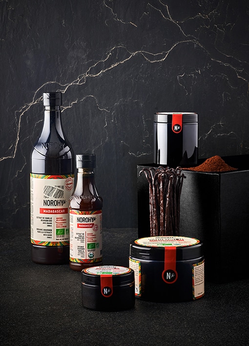 Gamme de vanille Bourbon bio de Madagascar Norohy sous toutes ses formes : extrait de vanille, pâte de vanille, poudre de vanille et gousses de vanille Gourmet Bio