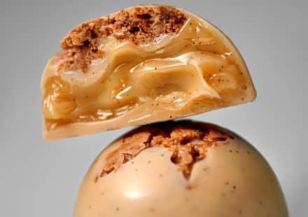 Schokoladenpraline mit Mandarine und Orangenblüte